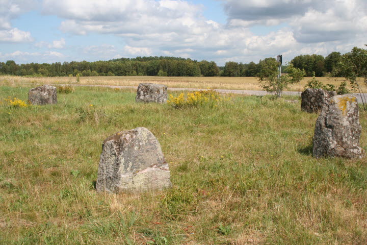 Domarringen bäcka stenar