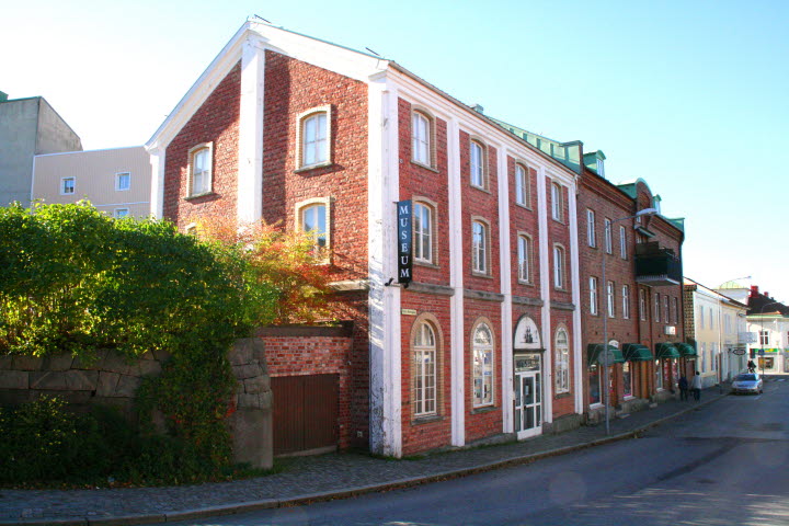 Strömstad museum, en röd tegelbyggnad 