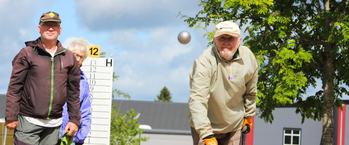 Två män som spelar boule