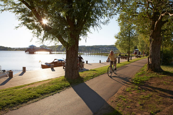 Cykeltur utmed sjön Åsunden i Ulricehamn.