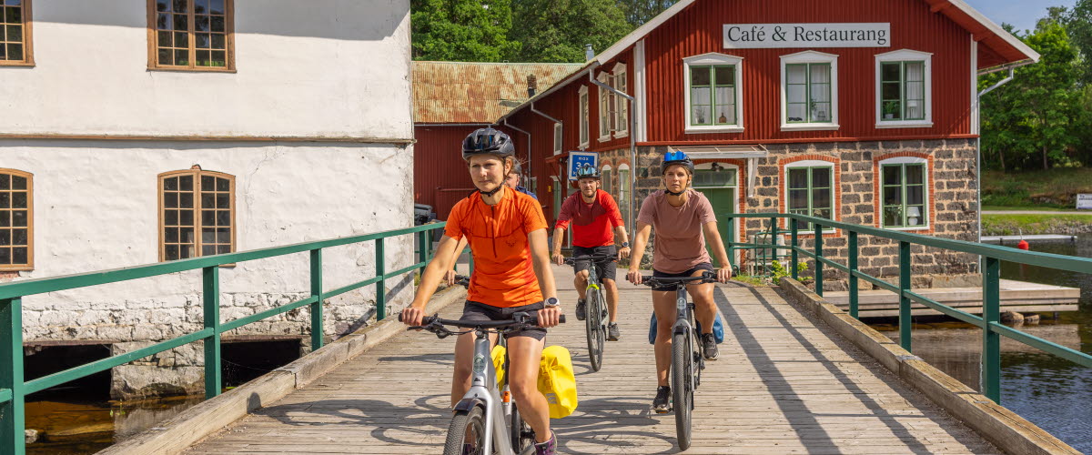 Cyklister vid Gustavsfors Bruk.