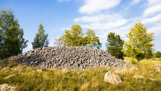 Ett stort gravröse under blå himmel