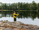 Man som fiskar vid en sjö i Dalsland