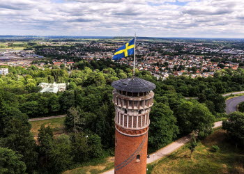 Utsiktstornet på Mösseberg med Falköping i bakgrunden. 