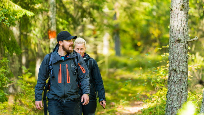 Två personer på vandringsleden Västra Vätterleden i Hjo.