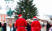 Tomtar vid julgran på ett torg 