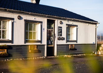 En bild på utsidan av en butik.