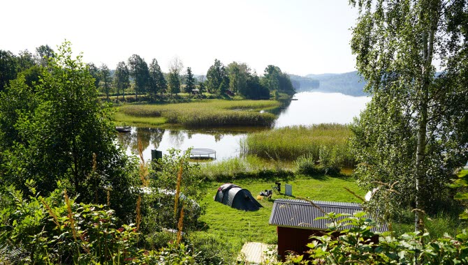 Utsikt över camping och sjö Råvarpen