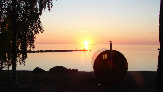 Bastun på Askeviks camping står precis vid Vänerns strand. Bilden är tagen på kvällen när solen precis går ner vid horisonten.