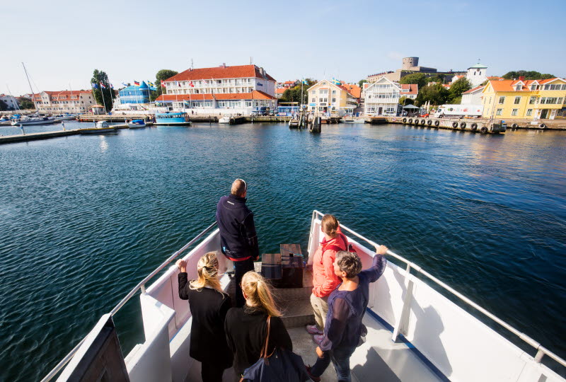 Passangers standing at the prow on the ferry to  Marstrand island - Photo Roger Borgelid.jpg