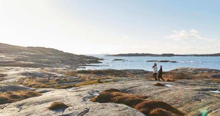 The island Fotö, a walk by the sea