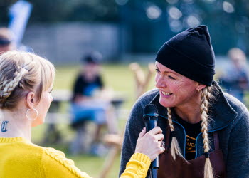 Det är en solig dag på berget Billingen i Skövde. En konferencier intervjuar en kvinna som lagar mat och tävlar i SM i utomhusmatlagning. 