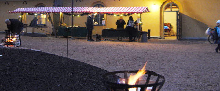 Julmarknad utomhus vid Vadsbo museum.