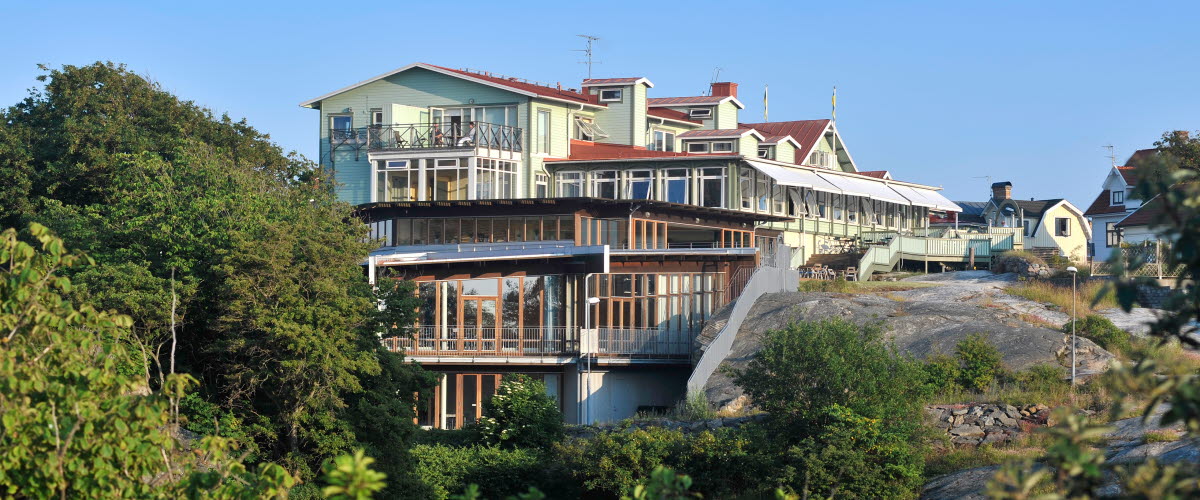Beautiful house situated between a cliff and the woods.
