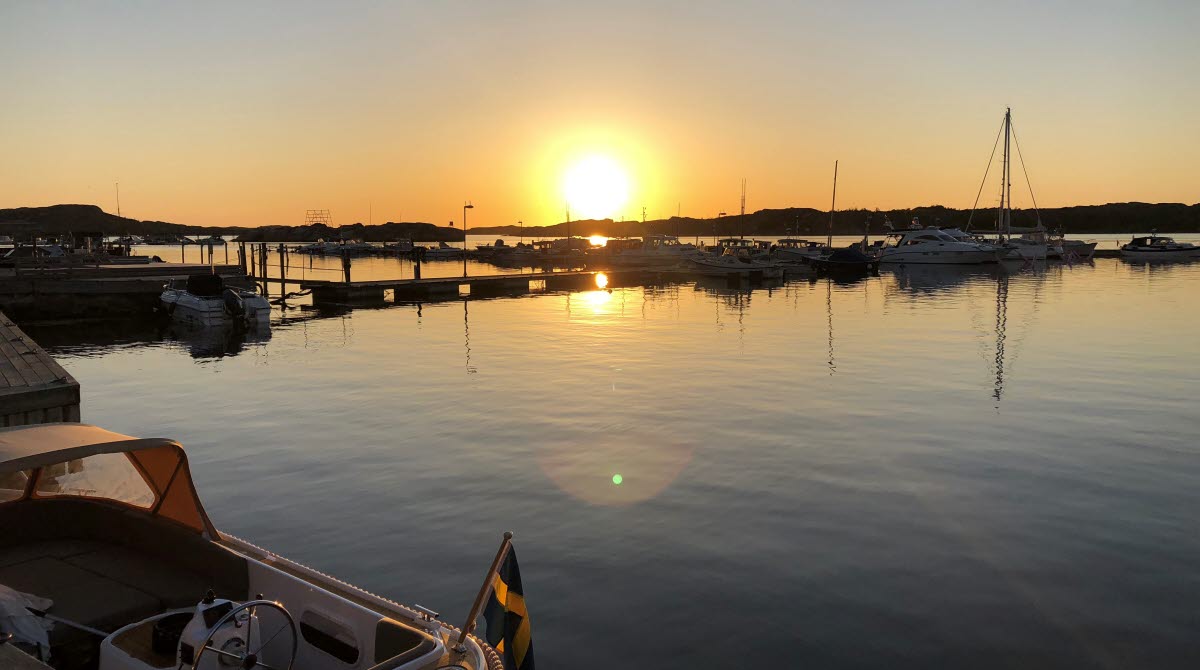 Solnedgång över gästhamnen i Bovallstrand