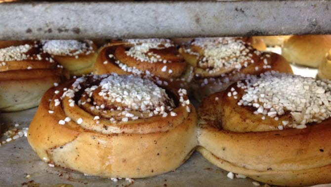 Kanelbullar på en plåt.