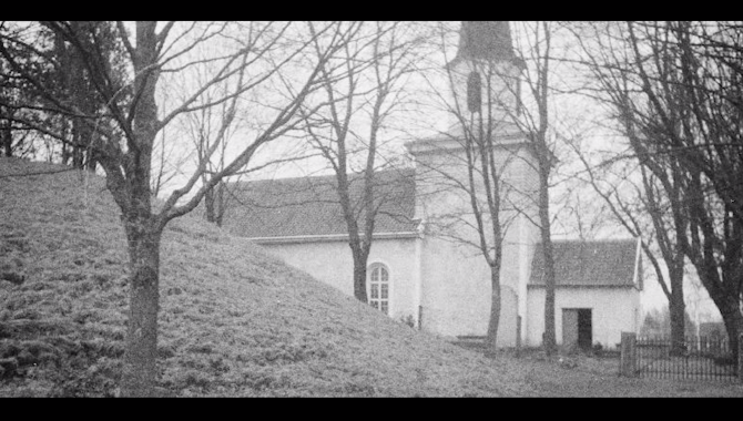 Svart vit bild från 1935 på Kung Ranes hög utanför kyrkogården vid Flistad kyrka