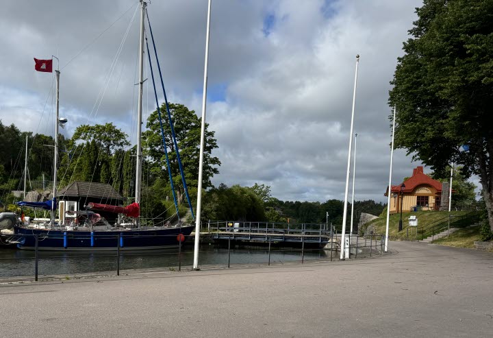The upper lock in Trollhättan with the café in the background