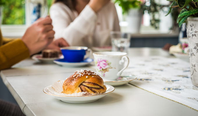 Tavlebords Honungsgård, fika på glasverandan