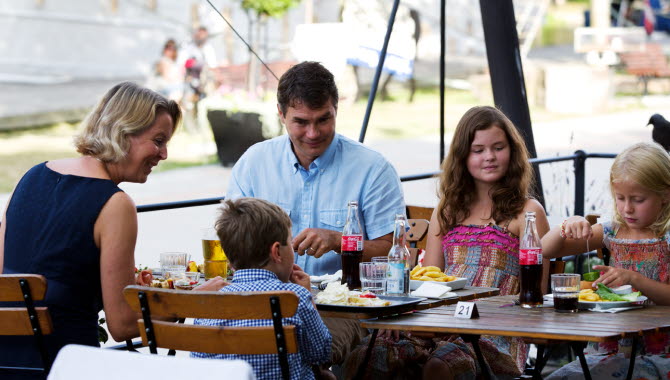 Barnfamilj äter mat