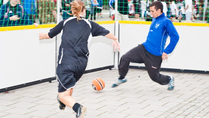 Två personer som spelar Street Soccer