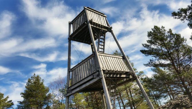Utsiktstorn uppe på Bohusläns högsta berg, Björnerödspiggen