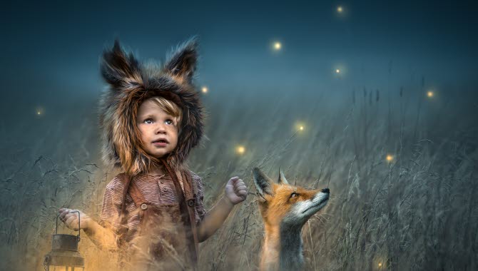 Ett fotomontage med ett barn och en räv på ett fält