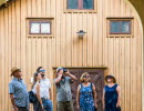 En grupp turister som fotar trähus i Hjo. 