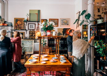 Besökare i en second hand butik.