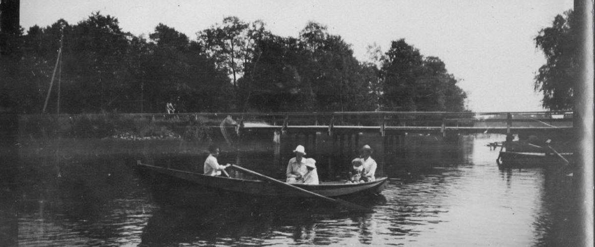 Archive image of three people in a boat near Strömbron in Karlsborg.