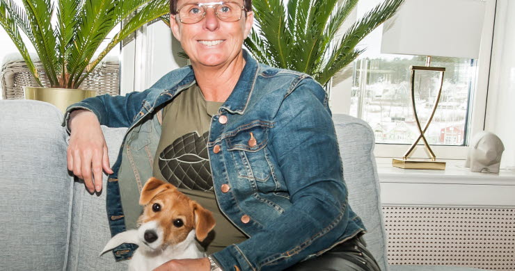 Pernilla Block sitter i sin soffa med hunden Tova. Deltagare Robinson 2023