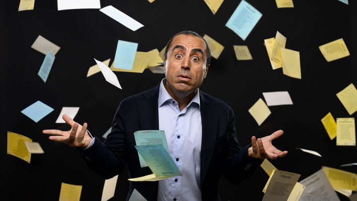 “Medborgare Nûjen” – en standupföreställning med Özz Nûjen