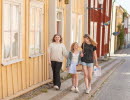 three girls on a walk, summerfeeling