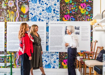 Kvinnor på Estrid Ericson utställning