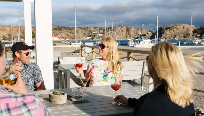 Guests having drinks outside by the jetty at Lysekils Marina.