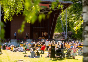 En utomhusscen med massor med människor som publik.