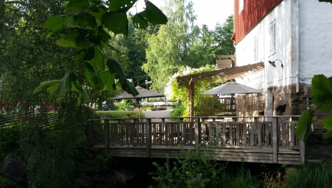 Bryggan på Herrtorps Qvarn där man kan äta och fika med utsikt över ån Flian