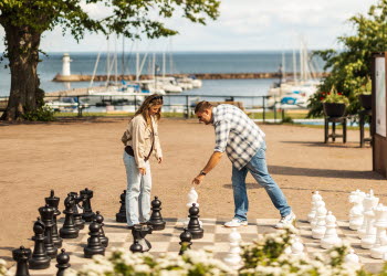 En grupp personer upplever Hjo tillsammans med mat och dryck, fika och shopping