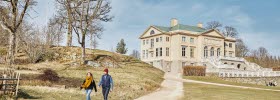 Par som promenerar vid Gunnebo Slott