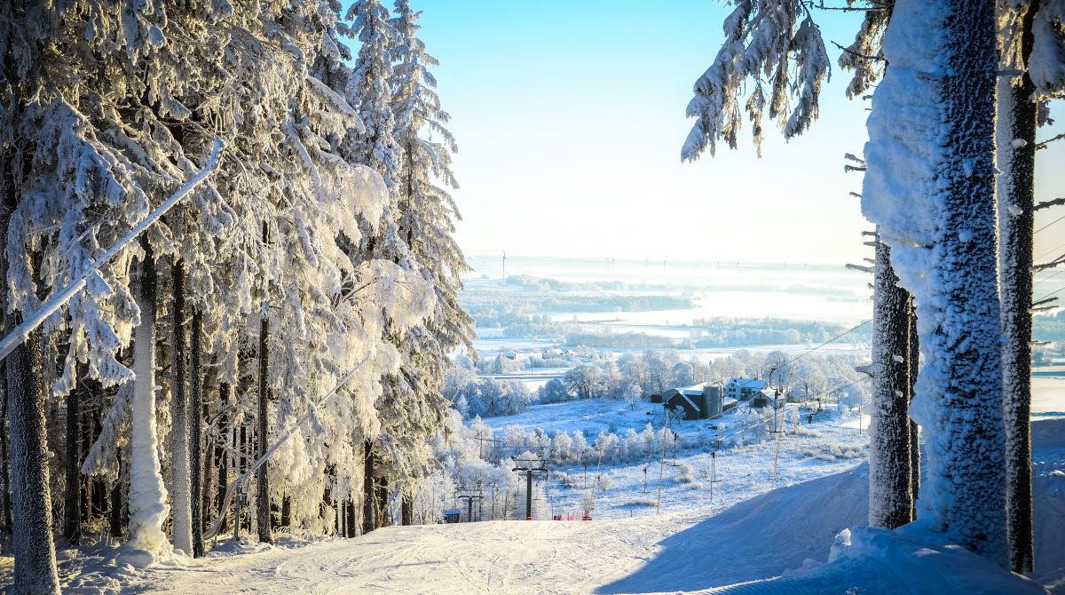 Snöigt landskap med utsikt över Falköping och slalombacken.