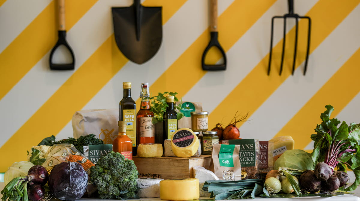 Ett stort uppdukat bord fullt av lokala produkter och råvaror från Varaslättens Skafferi.