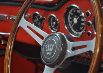 Närbild på en bilratt med Saabs logotyp