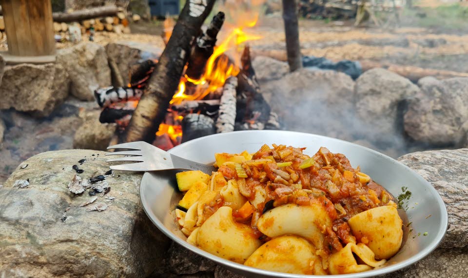 Nylagad mat vid en grillplats i Hjo