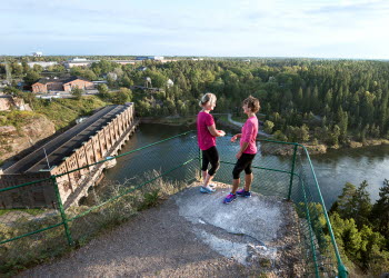 Två kvinnor som står vid utsiktspunkten Kopparklinten med utsikt över Göta älv.