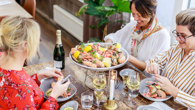 Dining guests enjoying a seafood plateau.