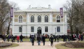 Människor som strömmar mot Vänersborgs museum. 