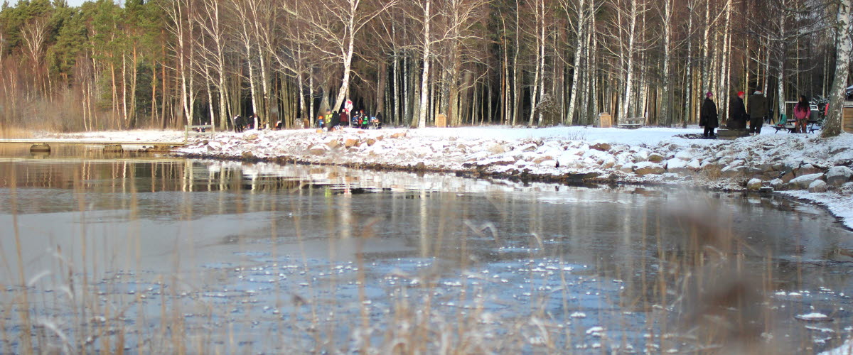 Människor vid en badstrand på vintern.
