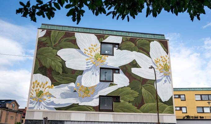 väggmålning på blommor i vänersborg