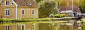 Friends cycling at Vänerleden