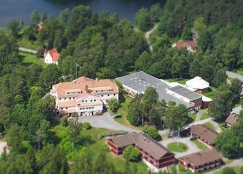 En drönarbild på en stor anläggning.